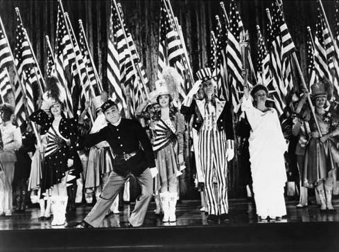 Tài tử James Cagney trong vai George M. Cohan, và ba thành viên còn lại trong Bốn thành viên nhà Cohans (Tư liệu công cộng)