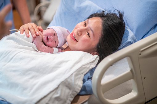 Giãn cách xã hội do COVID góp phần làm tăng tỷ lệ sinh non và tử vong ở trẻ sơ sinh