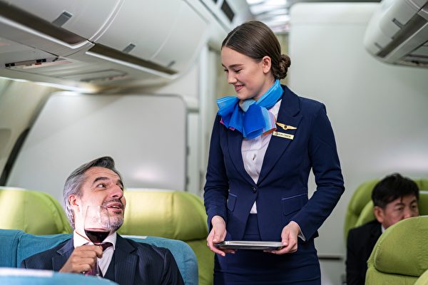 Nghiên cứu: Uống rượu trước khi ngủ trên phi cơ sẽ đe dọa sức khỏe tim mạch