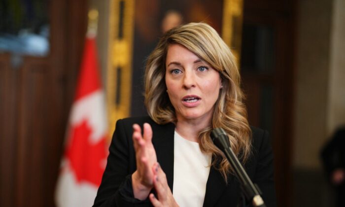 Bộ trưởng Ngoại giao Canada Melanie Joly trò chuyện với các phóng viên tại sảnh Hạ viện tại Parliament Hill ở Ottawa, vào ngày 27/03/2023. (Ảnh: The Canadian Press/Sean Kilpatrick)
