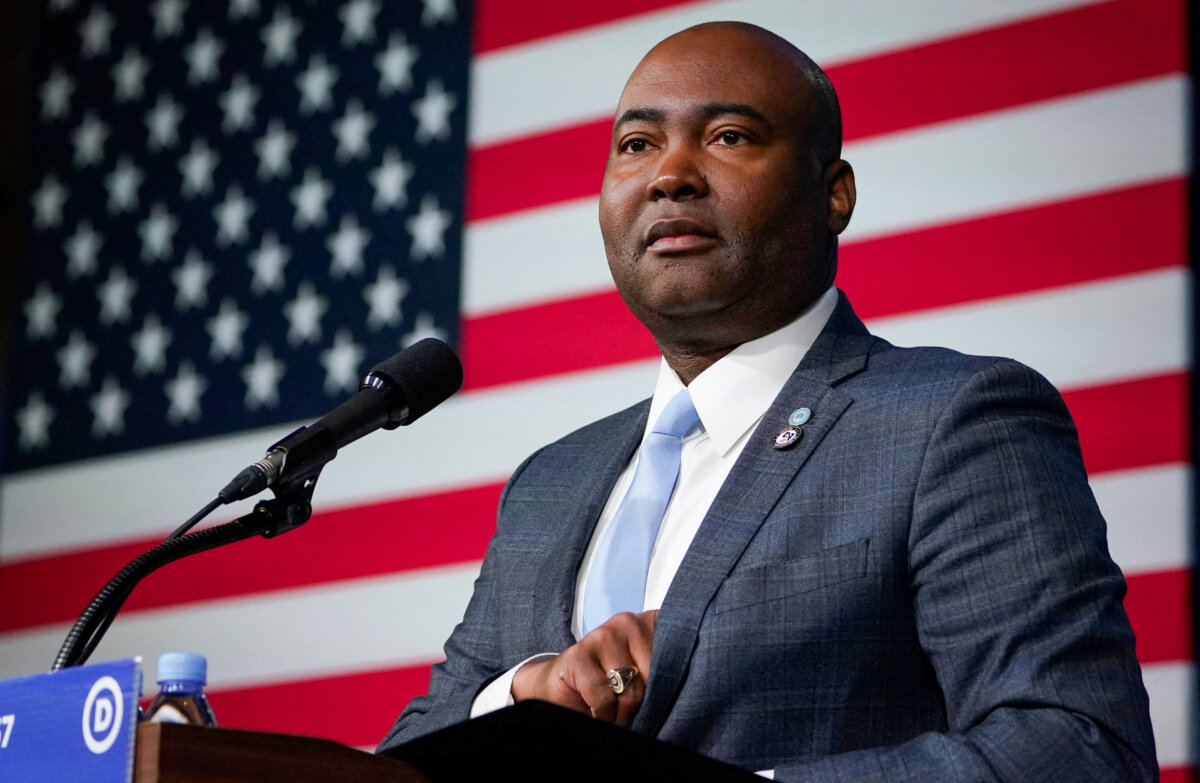 Ông Jaime Harrison, chủ tịch Ủy ban Quốc gia Đảng Dân Chủ, trình bày tại Cuộc họp Mùa đông DNC ở Philadelphia, vào ngày 04/02/2023. (Ảnh: Timothy A. Clary/AFP qua Getty Images)