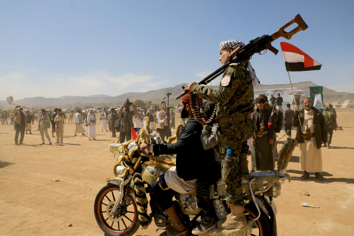 Phiến quân Houthi của Yemen tham dự một cuộc mít tinh thể hiện sự đoàn kết với nhóm khủng bố Hamas ở thủ đô Sanaa hôm 29/01/2024. (Ảnh: Mohammed Huwais/AFP qua Getty Images)