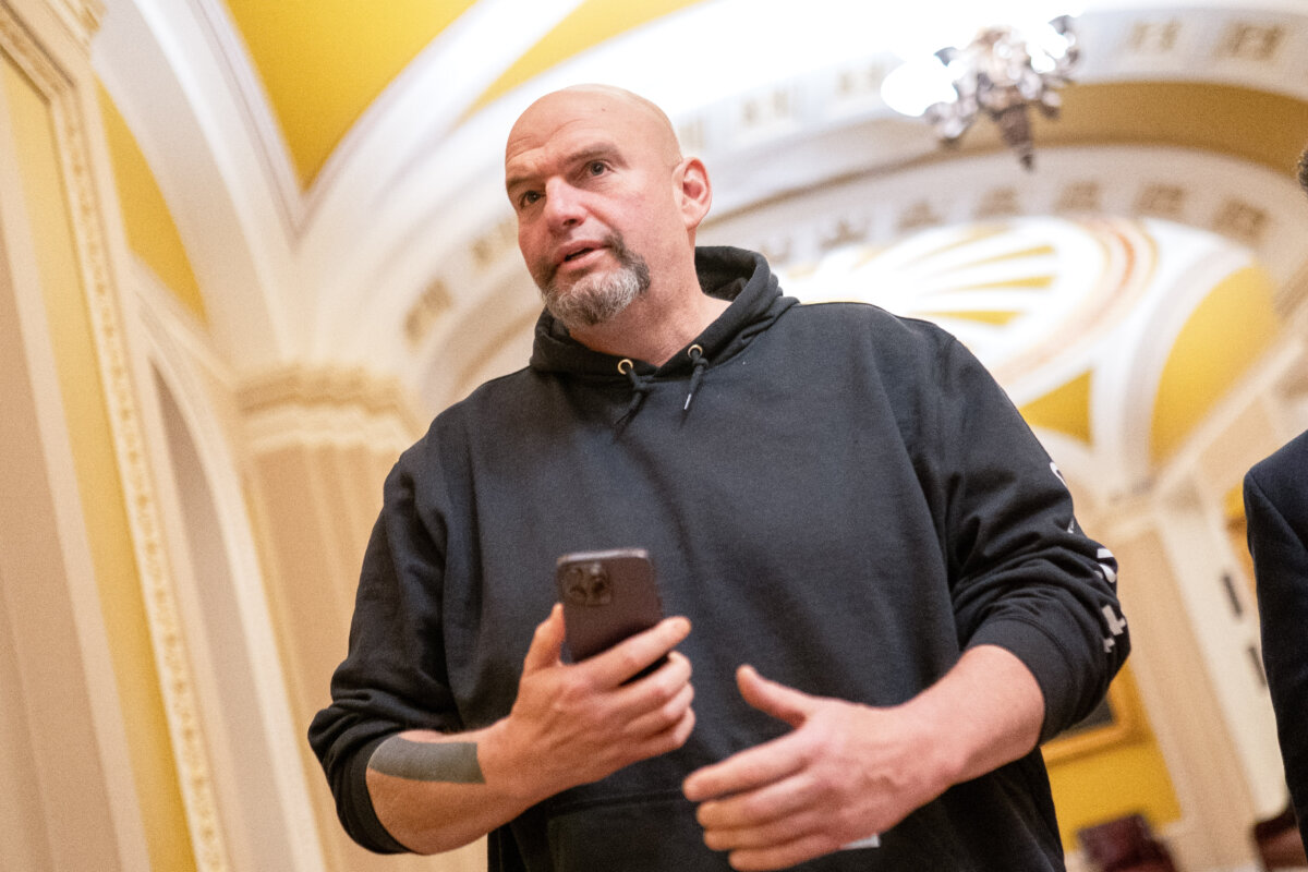 Thượng nghị sỹ Hoa Kỳ John Fetterman (Dân Chủ-Pennsylvania) đi về phía Phòng Thượng viện ở Hoa Thịnh Đốn, hôm 23/03/2024. (Ảnh: Nathan Howard/Getty Images)