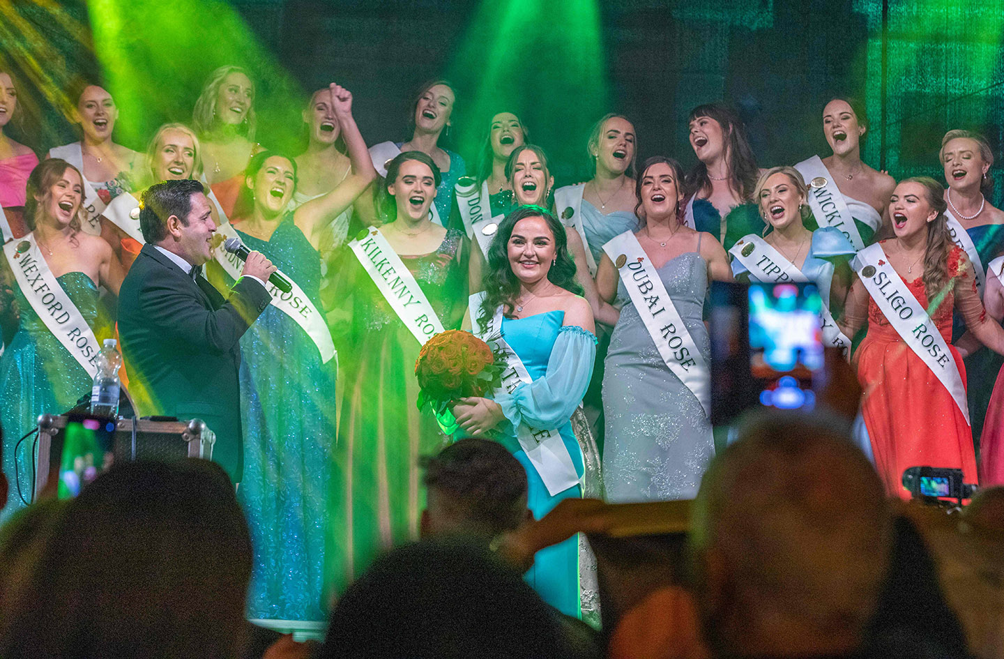 Người chiến thắng cuộc thi sắc đẹp Rose of Tralee năm 2022, cô Rachel Duffy đến từ Quận Westmeath nhận giải thưởng trong chương trình trực tiếp ở Tralee, Quận Kerry, Ireland ngày 23/08/2022. (Ảnh: Paul Faith/Getty Images)