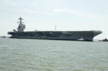 Hàng không mẫu hạm USS Gerald R. Ford (CVN78) được các tàu kéo đẩy khi tiến vào Xưởng đóng tàu Huntington Ingalls Newport News Shipbuilding ở Newport News, Virginia, vào ngày 15/07/2018. (Ảnh: Chuyên viên Truyền thông Đại chúng Bậc 2 Cat Campbell/Hải quân Hoa Kỳ)