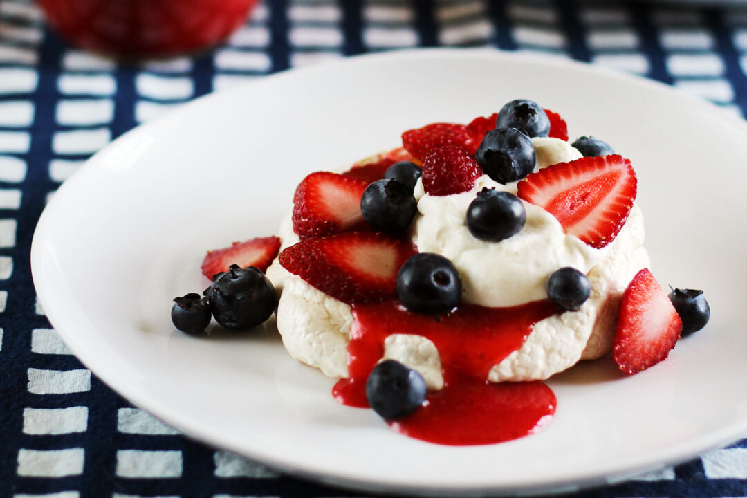 Món bánh Pavlovas quả mọng cỡ nhỏ ngọt ngào cho Ngày Độc Lập Hoa Kỳ