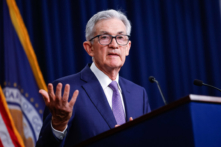 Chủ tịch Ngân hàng Dự trữ Liên bang Jerome Powell thông báo rằng lãi suất sẽ không thay đổi trong cuộc họp báo tại tòa nhà William McChesney Martin của Hệ thống Dự trữ Liên bang ở Hoa Thịnh Đốn, hôm 12/06/2024. (Ảnh: Kevin Dietsch/Getty Images)