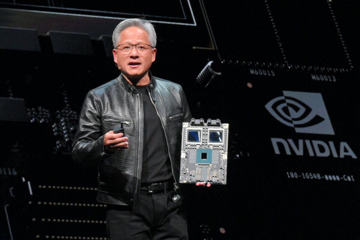 Tổng giám đốc Nvidia, ông Hoàng Nhân Huân (Jensen Huang), có bài diễn văn quan trọng trước thềm Computerx 2024 tại Đài Bắc hôm 02/06/2024. Computerx là triển lãm công nghệ hàng năm hàng đầu ở Đài Loan, quốc đảo có ngành bán dẫn tân tiến đóng vai trò then chốt trong việc sản xuất mọi thứ từ iPhone đến máy chủ chạy ChatGPT. (Ảnh: Sam Yeh/AFP qua Getty Images)