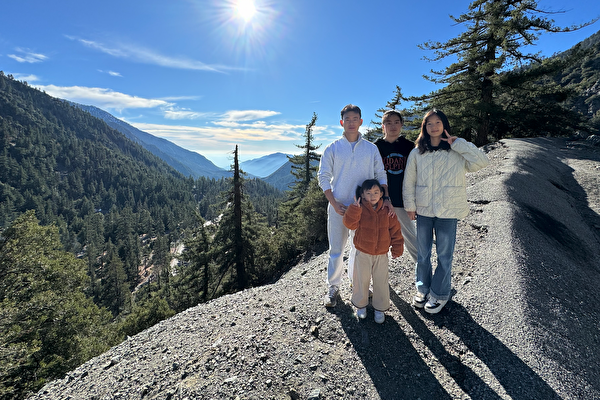 Anh Dương Trí Cương (Yang Zhigang) (trái) cùng gia đình ở Lytle Creek, California, vào ngày 23/12/2022. Công an Trung Quốc bị cáo buộc đã sách nhiễu cha mẹ anh ở Trung Quốc sau khi anh tham gia các hoạt động chống ĐCSTQ tại Hoa Kỳ. (Ảnh: Đăng dưới sự cho phép của anh Dương Trí Cương)