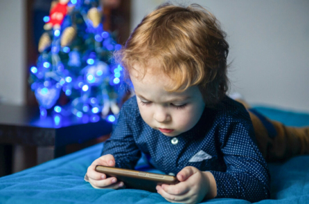 Thiết bị điện tử không giúp trẻ em điều chỉnh cảm xúc