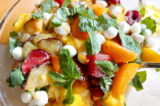 Món salad trái cây này có thể điều chỉnh cho phù hợp với tiêu chí tươi, rẻ, và hợp khẩu vị của bạn, đồng thời hướng tới việc kết hợp đa dạng các loại trái cây nhất có thể. (Ảnh: Kevin Revolinski)
