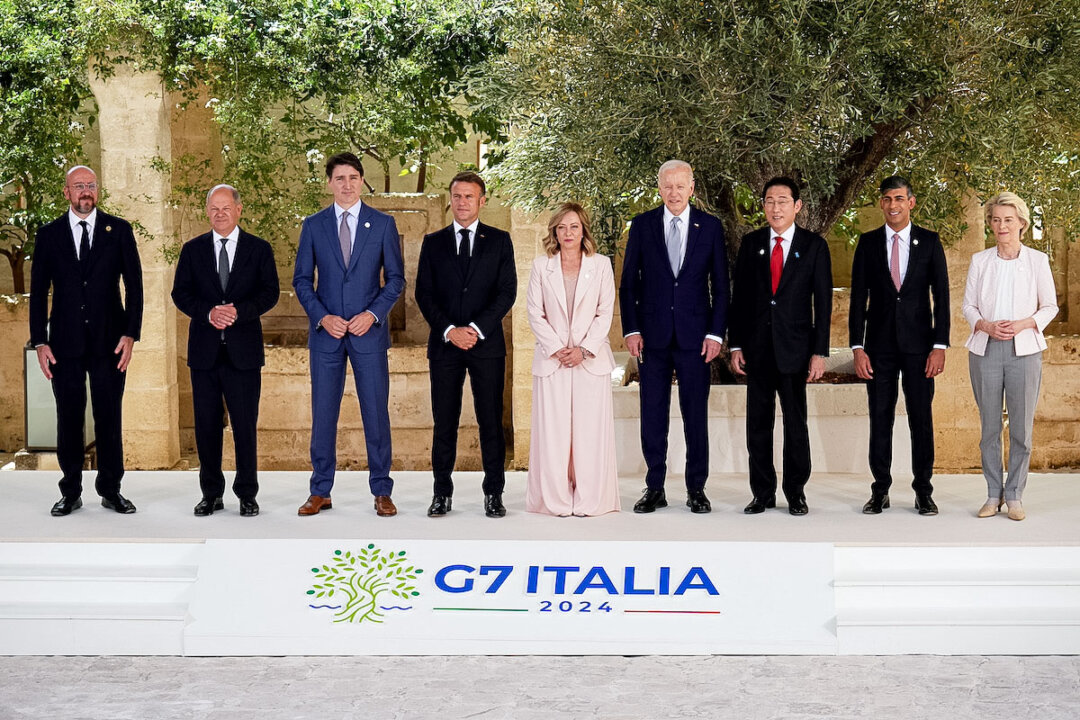 (Từ trái qua phải) Chủ tịch Hội đồng Âu Châu Charles Michel, Thủ tướng Đức Olaf Scholz, Thủ tướng Canada Justin Trudeau, Tổng thống Pháp Emmanuel Macron, Thủ tướng Ý Giorgia Meloni, Tổng thống Hoa Kỳ Joe Biden, Thủ tướng Nhật Bản Fumio Kishida, Thủ tướng Anh Rishi Sunak, và Chủ tịch Ủy ban Âu Châu Ursula von der Leyen chụp ảnh nhóm trong lễ tiếp đón vào ngày đầu tiên của hội nghị thượng đỉnh G7 lần thứ 50 tại Borgo Egnazia, Fasan, Ý, hôm 13/06/2024. (Ảnh: Christopher Furlong/Getty Images)