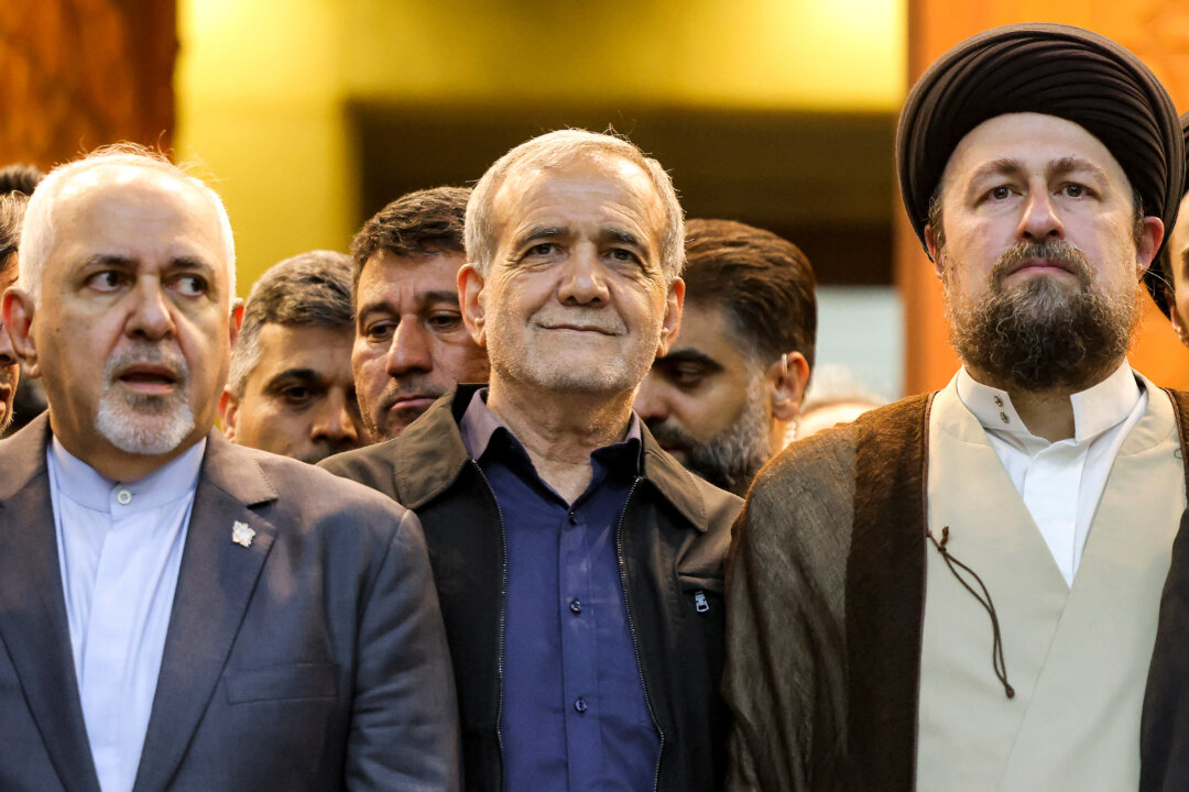 Tổng thống mới đắc cử của Iran Masoud Pezeshkian (giữa), cựu Ngoại trưởng Mohammad Javad Zarif (trái), và ông Hassan Khomeini (phải), cháu trai của người sáng lập nước Cộng hòa Hồi Giáo Ayatollah Ruhollah Khomeini, đến thăm mộ ông Khomeini ở phía nam Tehran, Iran, hôm 06/07/2024. (Ảnh: Atta Kenare/AFP qua Getty Images)
