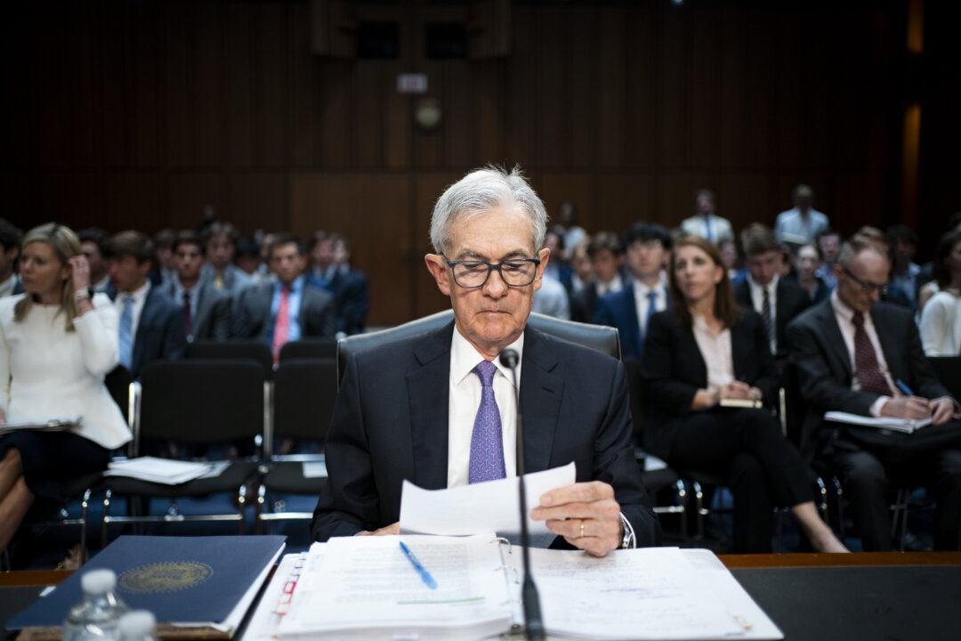 Chủ tịch Hệ thống Dự trữ Liên bang Jerome Powell trình bày trong phiên điều trần của Ủy ban Ngân hàng, Nhà ở, và Đô thị của Thượng viện về báo cáo chính sách tiền tệ bán niên gửi Quốc hội tại Tòa nhà Capitol hôm 09/07/2024. (Ảnh: Bonnie Cash/Getty Images)