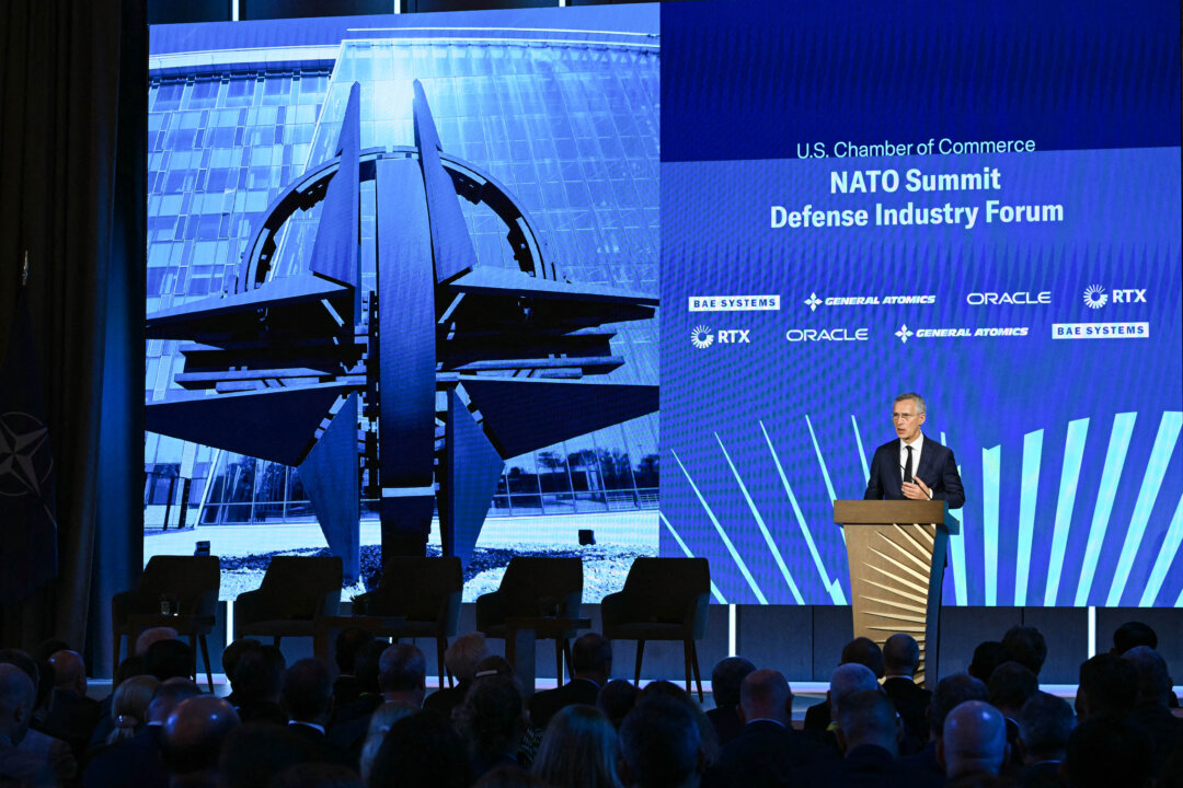 Tổng Thư ký NATO Jens Stoltenberg trình bày tại Phòng Thương mại Hoa Kỳ ở Hoa Thịnh Đốn hôm 09/07/2024. (Ảnh: Drew Angerer/AFP qua Getty Images)