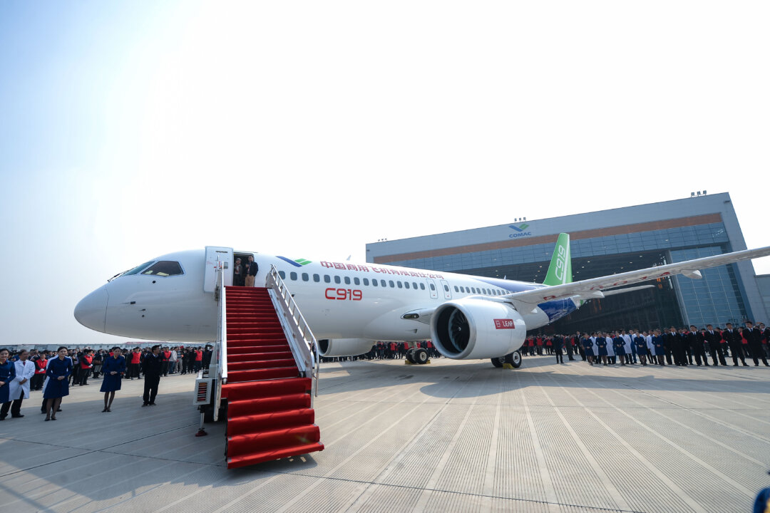 Phi cơ Comac C919 của Trung Quốc được giới thiệu cho công chúng tại Thượng Hải, Trung Quốc, ngày 02/11/2015. (Ảnh: VCG qua Getty Images)