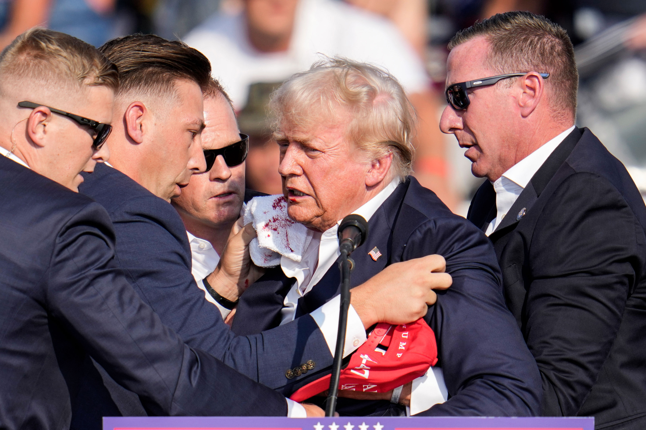 Cựu Tổng thống Donald Trump được các nhân viên Sở Mật vụ Hoa Kỳ giúp đỡ trong sự kiện vận động tranh cử. (Ảnh: Gene J. Puskar/AP Photo)