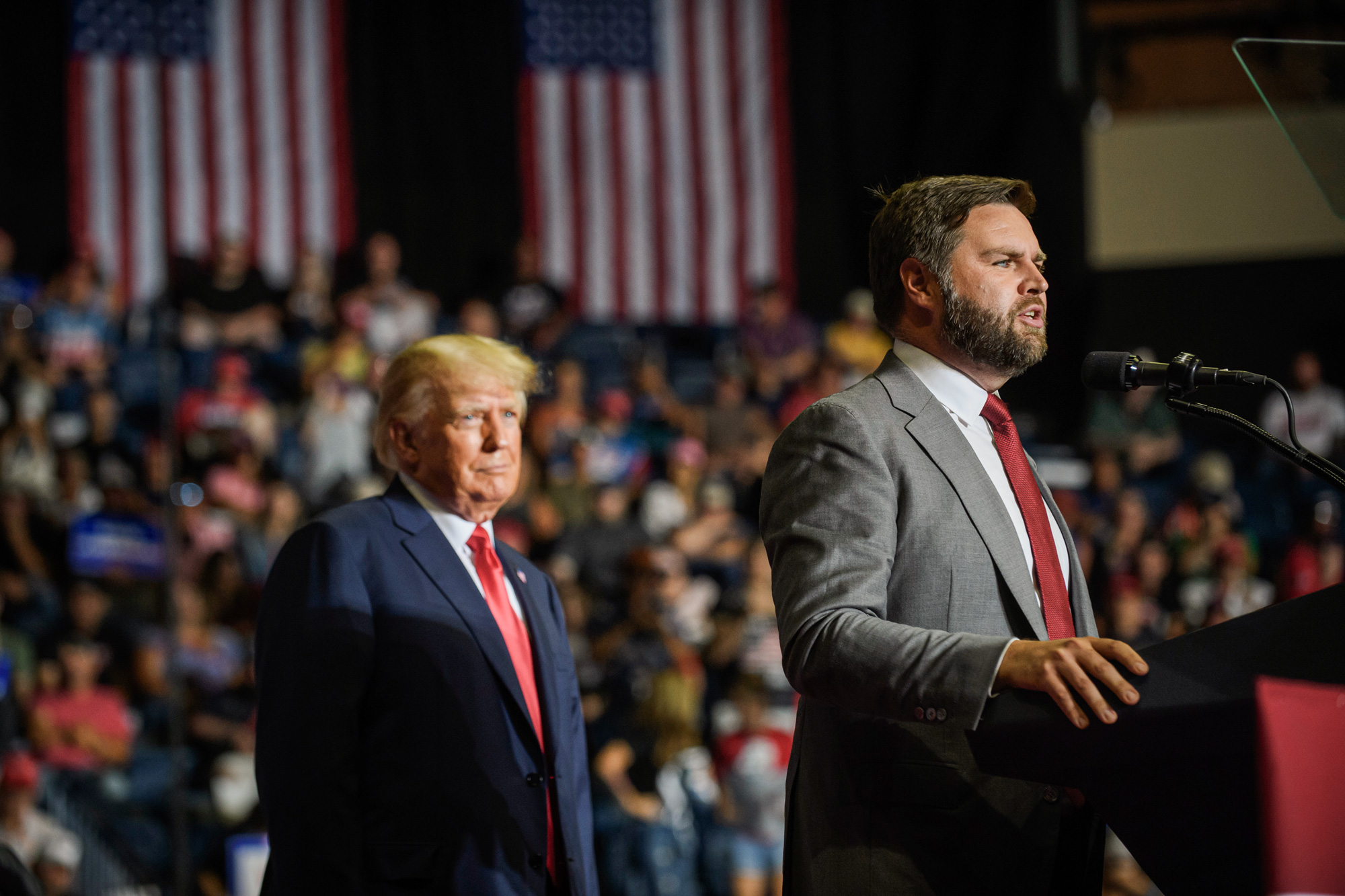 Ứng cử viên Thượng viện Hoa Kỳ của Đảng Cộng Hòa J.D. Vance và cựu Tổng thống Donald Trump trình bày tại Cuộc mít tinh Cứu lấy nước Mỹ để ủng hộ các ứng cử viên Đảng Cộng Hòa tranh cử vào các chức vụ tiểu bang và liên bang ở Ohio, tại Trung tâm Covelli ở Youngstown, Ohio, vào ngày 17/09/2022. (Ảnh: Jeff Swensen/Getty Images)