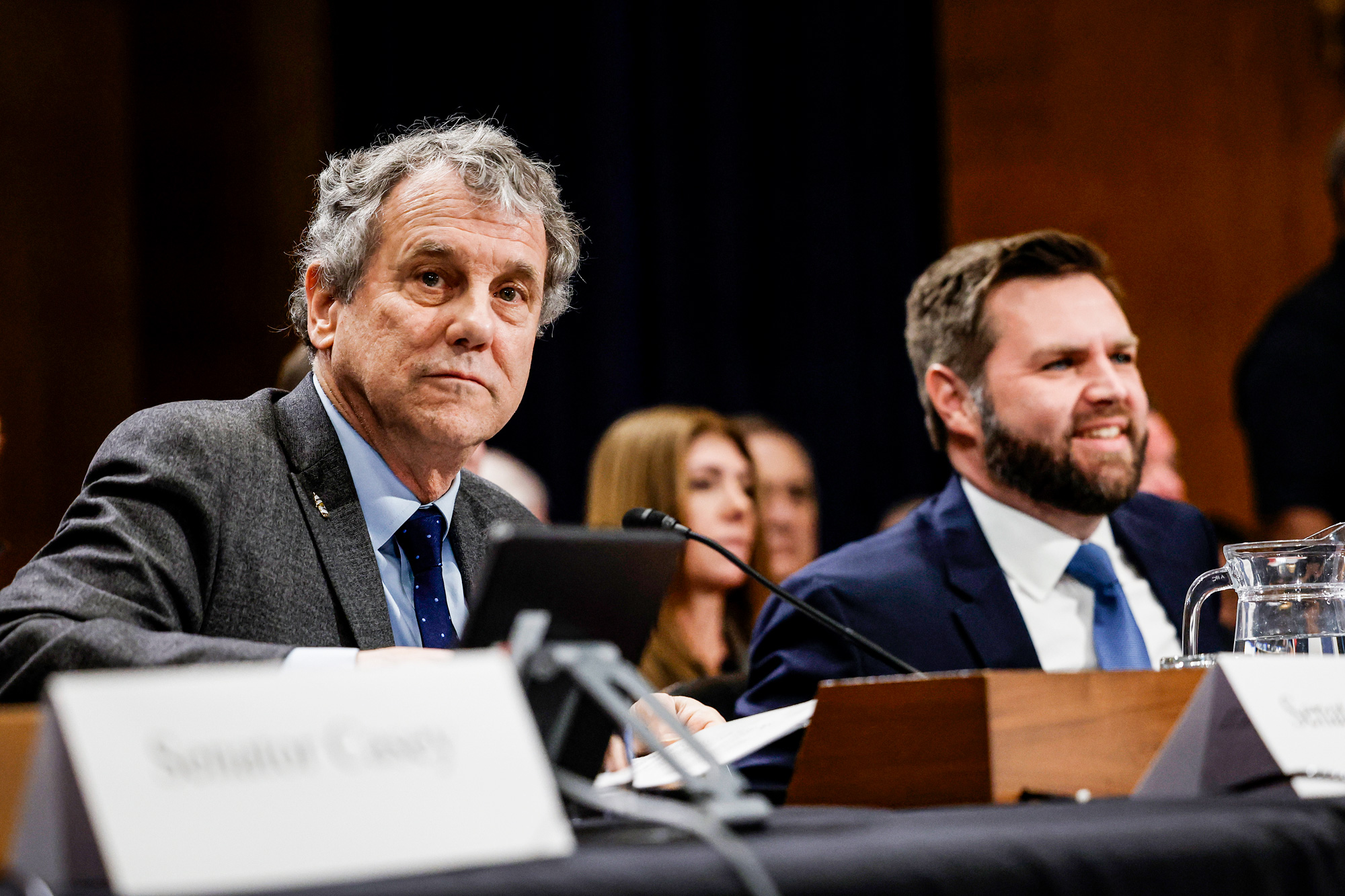 Thượng nghị sỹ Sherrod Brown (Dân Chủ-Ohio) và Thượng nghị sỹ J.D. Vance (Cộng Hòa-Ohio) tham gia một hội thảo với Ủy ban Công trình Công cộng và Môi trường Thượng viện tại Tòa nhà Quốc hội Hoa Kỳ, vào ngày 09/03/2023. Ủy ban đã họp để thảo luận về những lo ngại về sức khỏe cộng đồng và môi trường sau vụ trật đường rày xe lửa và rò rỉ hóa chất của hãng Norfolk Southern ở thị trấn East Palestine, Ohio. (Ảnh: Anna Moneymaker/Getty Images)