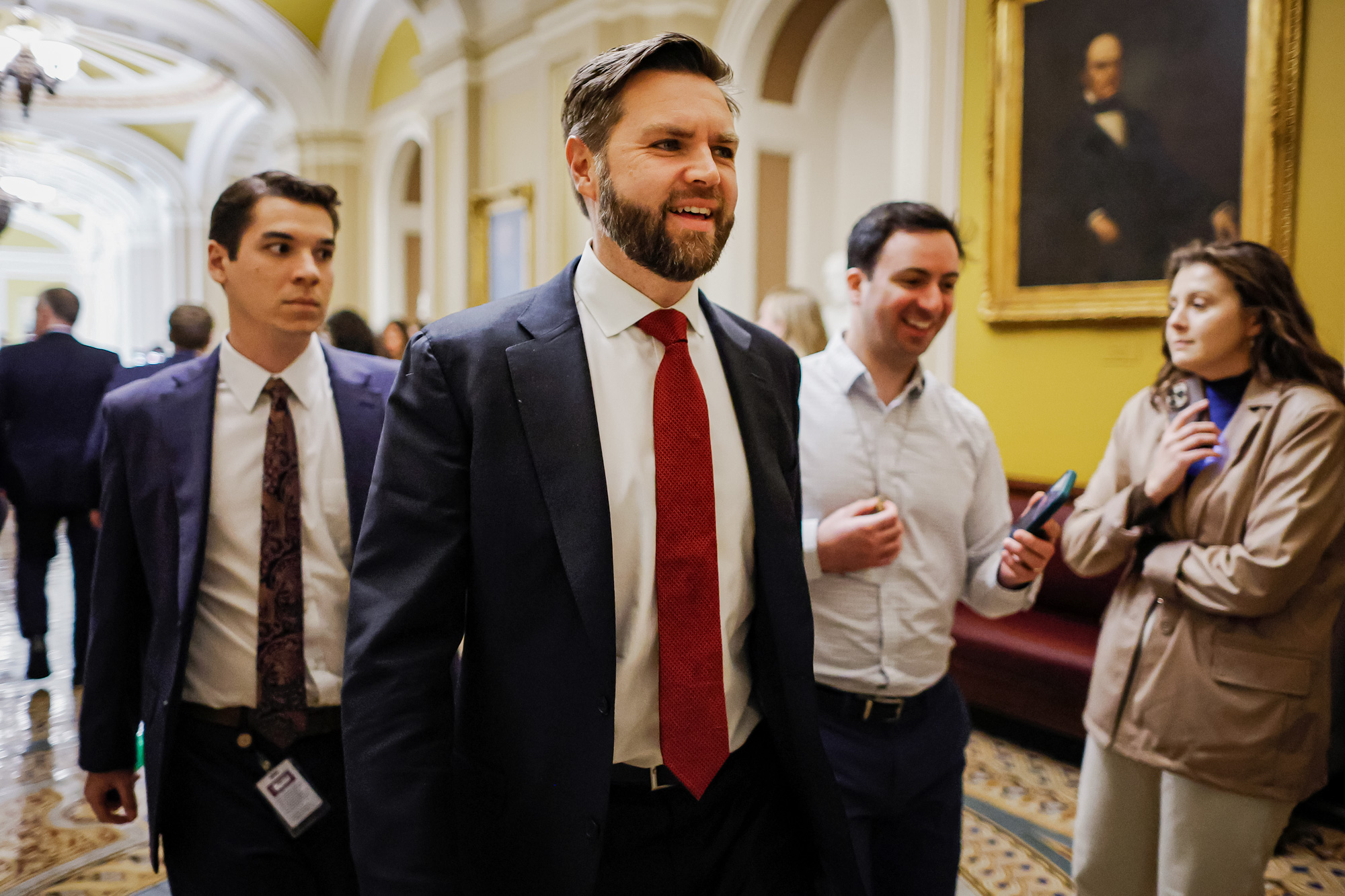 Thượng nghị sỹ J.D. Vance (Cộng Hòa-Ohio) (ở giữa) rời cuộc họp hội nghị Thượng viện của Đảng Cộng Hòa tại Tòa nhà Quốc hội Hoa Kỳ, hôm 07/02/2024. (Ảnh: Chip Somodevilla/Getty Images)