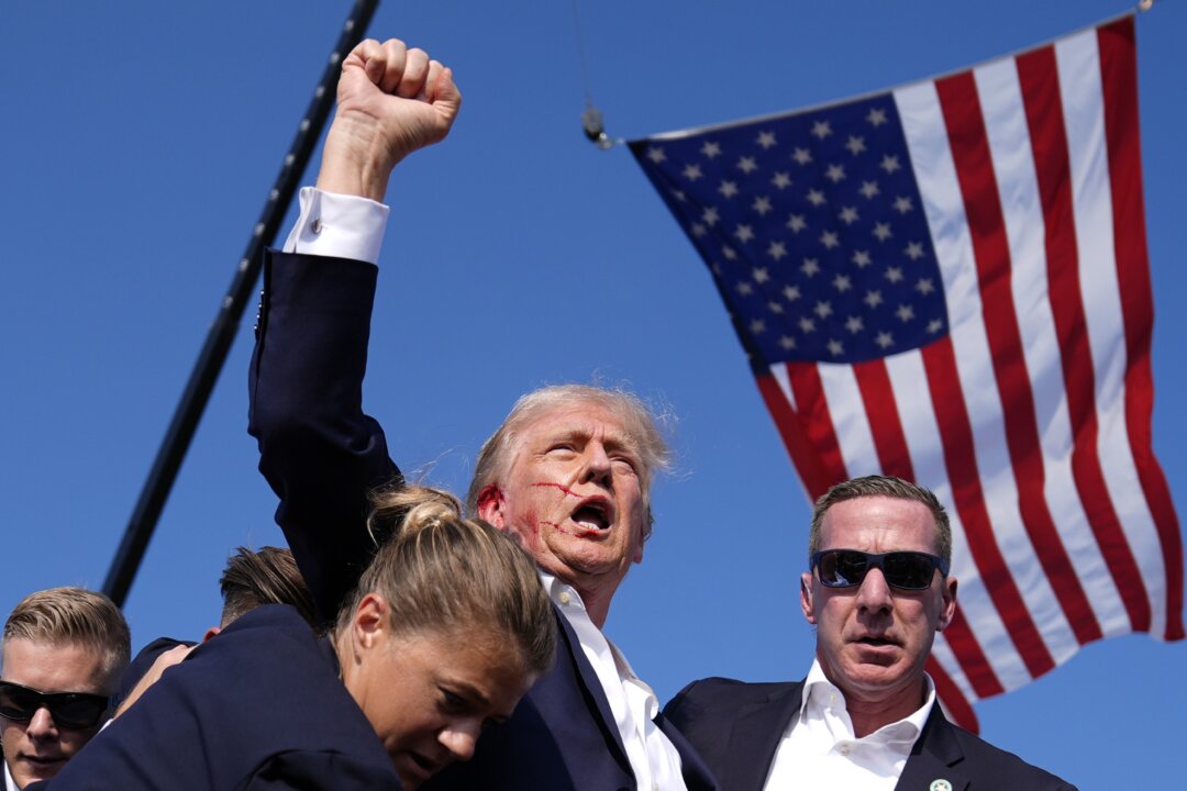 Facebook cho biết họ đã kiểm duyệt nhầm bức ảnh vụ ám sát bất thành cựu TT Trump