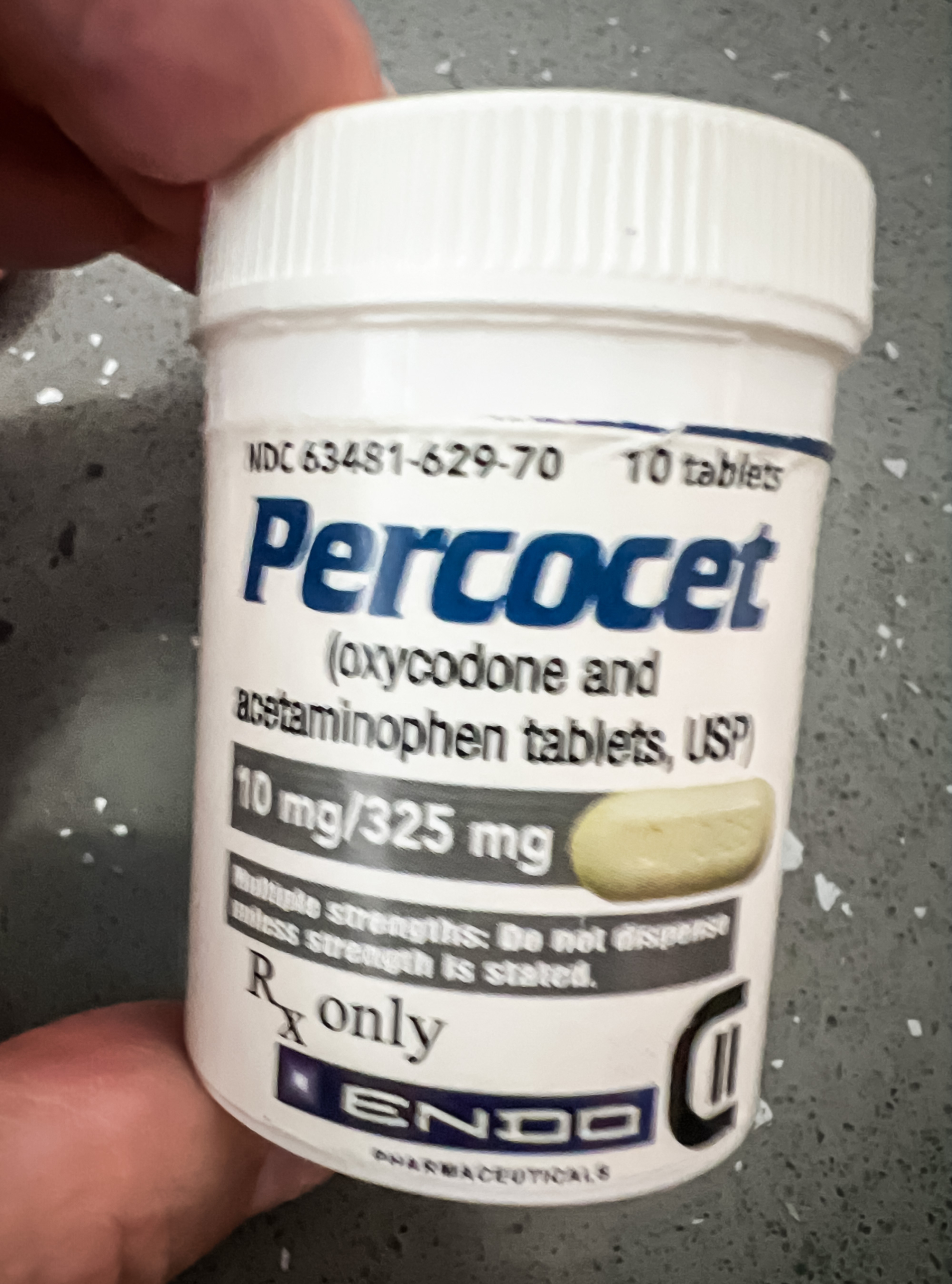 Những viên thuốc Percocet được mua tại một tiệm thuốc ở Mexico mà bà Sandra Bagwell tìm thấy trong phòng của con trai ở Mission, Texas, vào năm 2022. Con trai của bà, anh Ryan Christopher Bagwell, 19 tuổi, qua đời vào tháng Tư năm đó sau khi uống một trong những viên thuốc bị tẩm fentanyl. (Ảnh: Được đăng dưới sự cho phép của bà Sandra Bagwell)