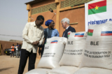 Ngoại trưởng Burkina Faso Karamoko Jean-Marie Traore (trái), Bộ trưởng Đoàn kết, Hành động Nhân đạo, Hòa giải quốc gia, Giới tính và Gia đình của Burkina Faso Nandy Some-Diallo (giữa) và đại sứ Nga tại Burkina Faso Aleksei Saltykov (phải) nói chuyện bên cạnh những bao lúa mì Nga quyên góp cho Burkina Faso ở Ouagadougou hôm 26/01/2024. (Ảnh: Fanny Noaro-Kabre/AFP qua Getty Images)