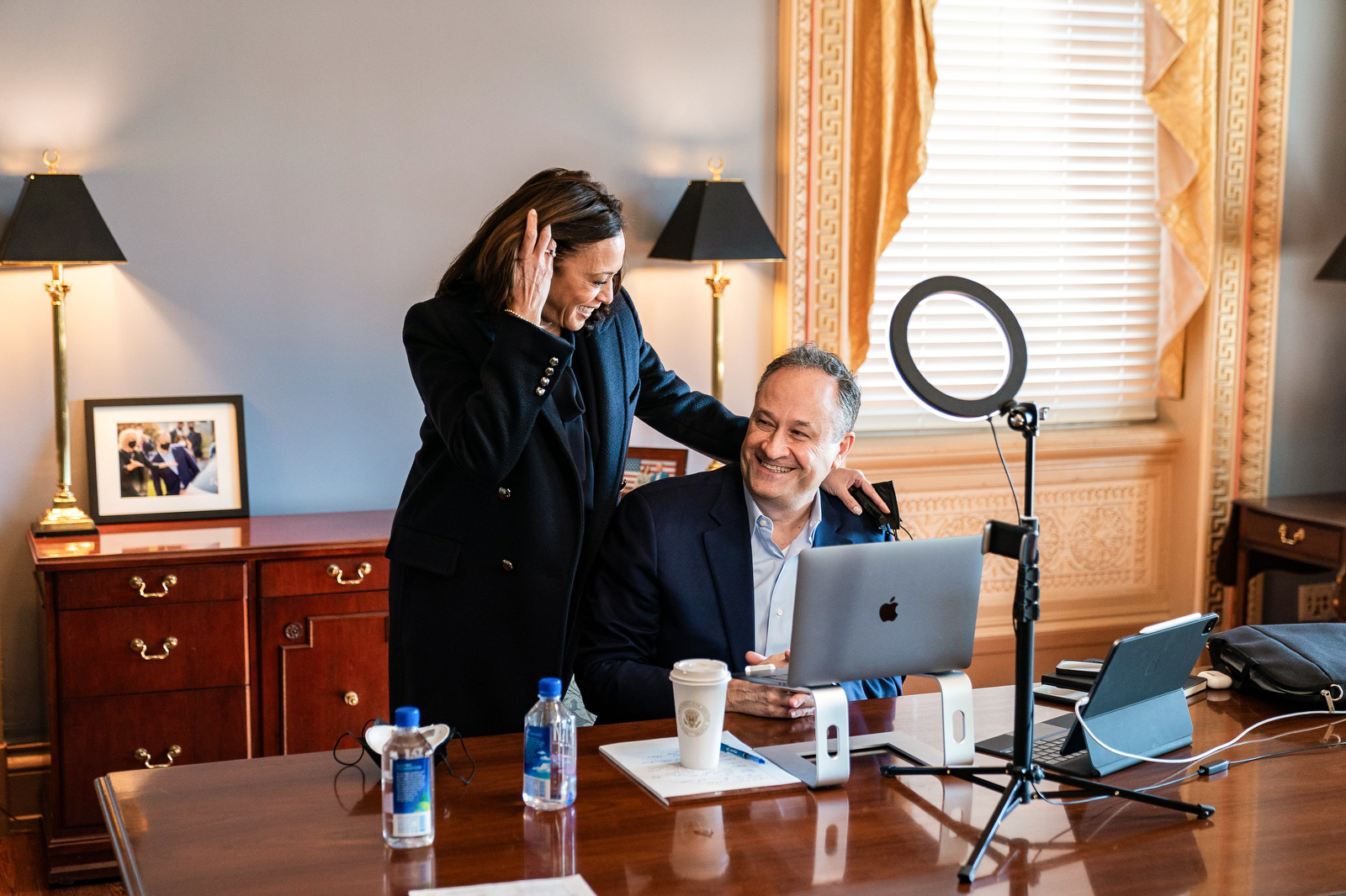 Phó Tổng thống Kamala Harris đến thăm phu quân, ông Doug Emhoff, tại văn phòng của Đệ nhị Phu quân ở Tòa nhà Văn phòng Điều hành Eisenhower của Tòa Bạch Ốc vào ngày 28/01/2021. (Ảnh chính thức của Tòa Bạch Ốc do nhiếp ảnh gia Lawrence Jackson chụp)
