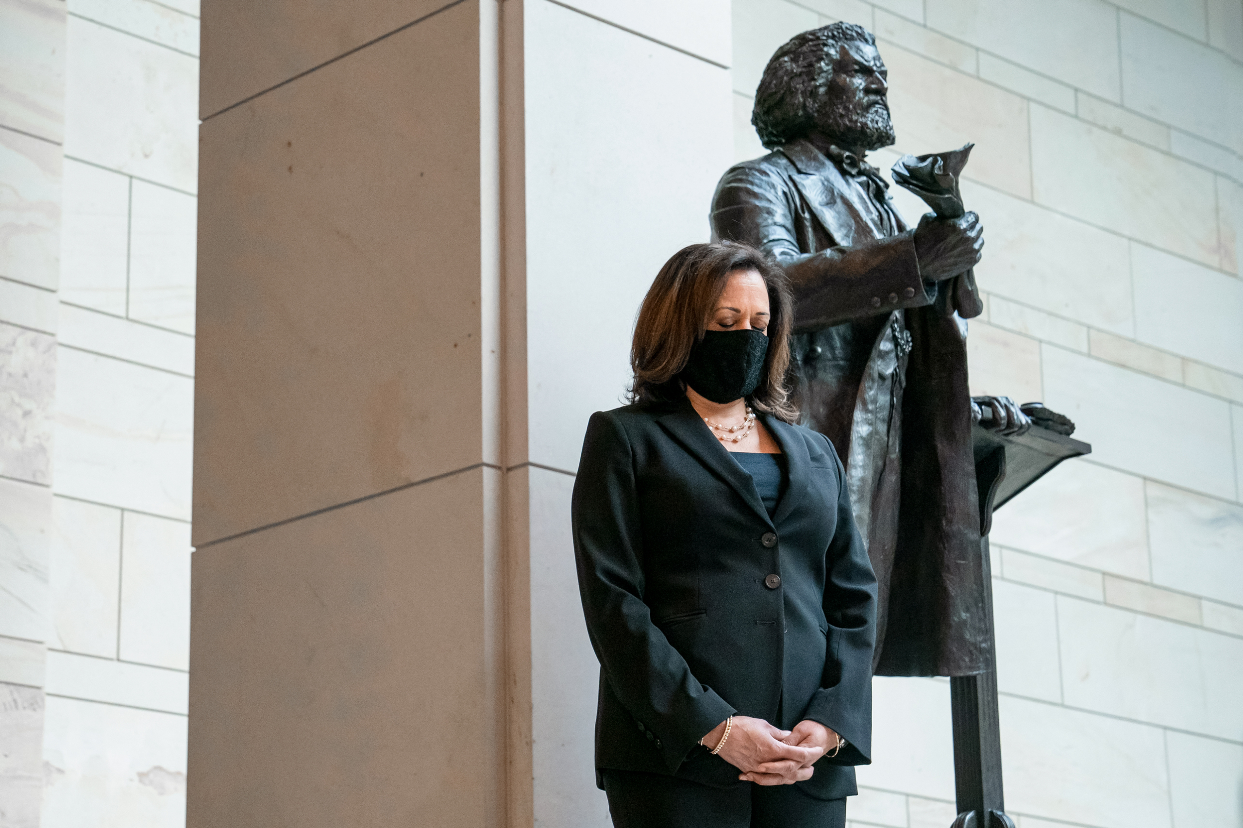 Thượng nghị sỹ Kamala Harris (Dân Chủ-California) đã cùng các thành viên viên Đảng Dân Chủ tại Thượng viện thực hiện phút mặc niệm dành cho George Floyd và phong trào Black Lives Matter tại Emancipation Hall trong Tòa nhà Quốc hội Hoa Kỳ, vào ngày 04/06/2020. (Ảnh: Sarah Silbiger/Getty Images)