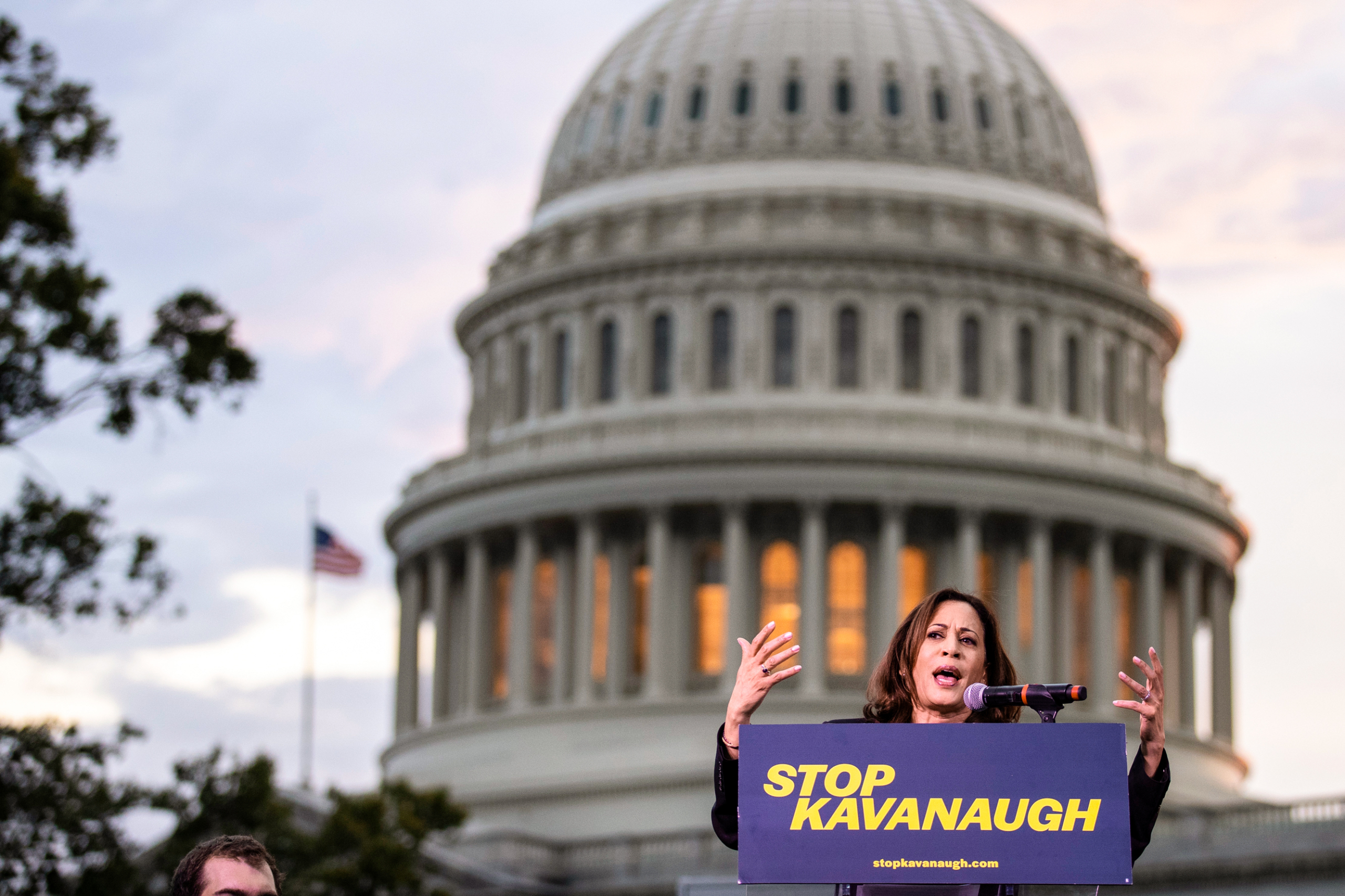 Thượng nghị sỹ Kamala Harris (Dân Chủ-California) nói chuyện với những người biểu tình trong quá trình xác nhận Thẩm phán Brett Kavanaugh được đề cử vào Tối cao Pháp viện tại Tòa nhà Quốc hội Hoa Kỳ, vào ngày 04/10/2018. (Ảnh: Drew Angerer/Getty Images)