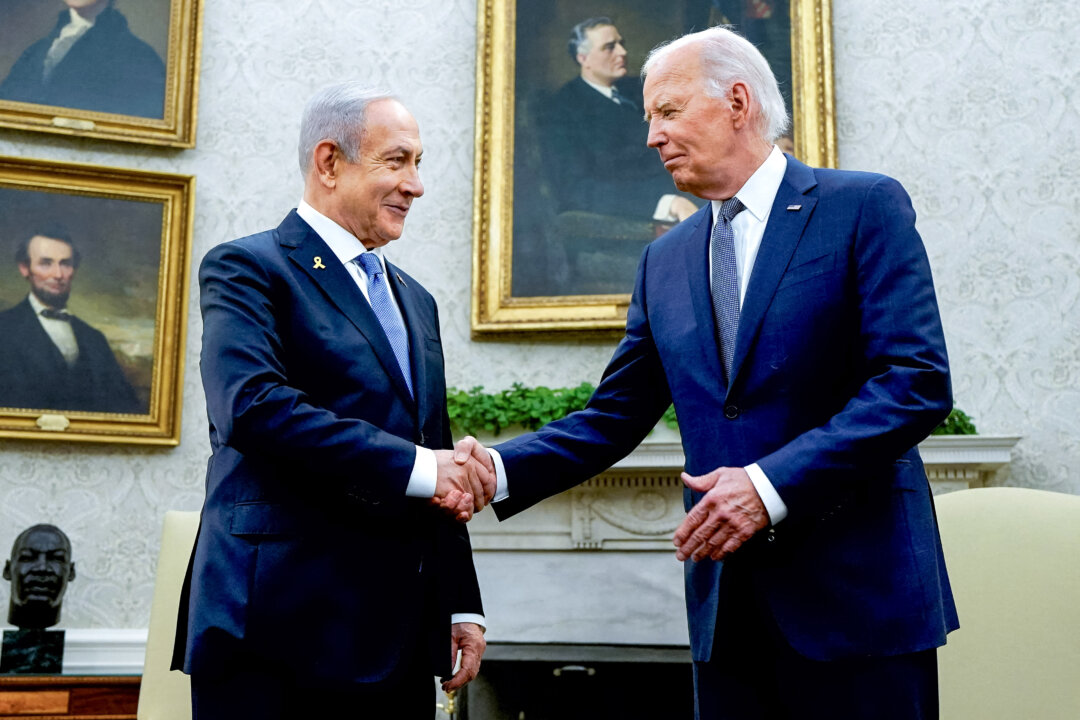 Tổng thống Joe Biden (phải) gặp Thủ tướng Israel Benjamin Netanyahu tại Oval Office ở Tòa Bạch Ốc,Hoa Thịnh Đốn, hôm 25/07/2024. (Ảnh: Elizabeth Frantz/Reuters)