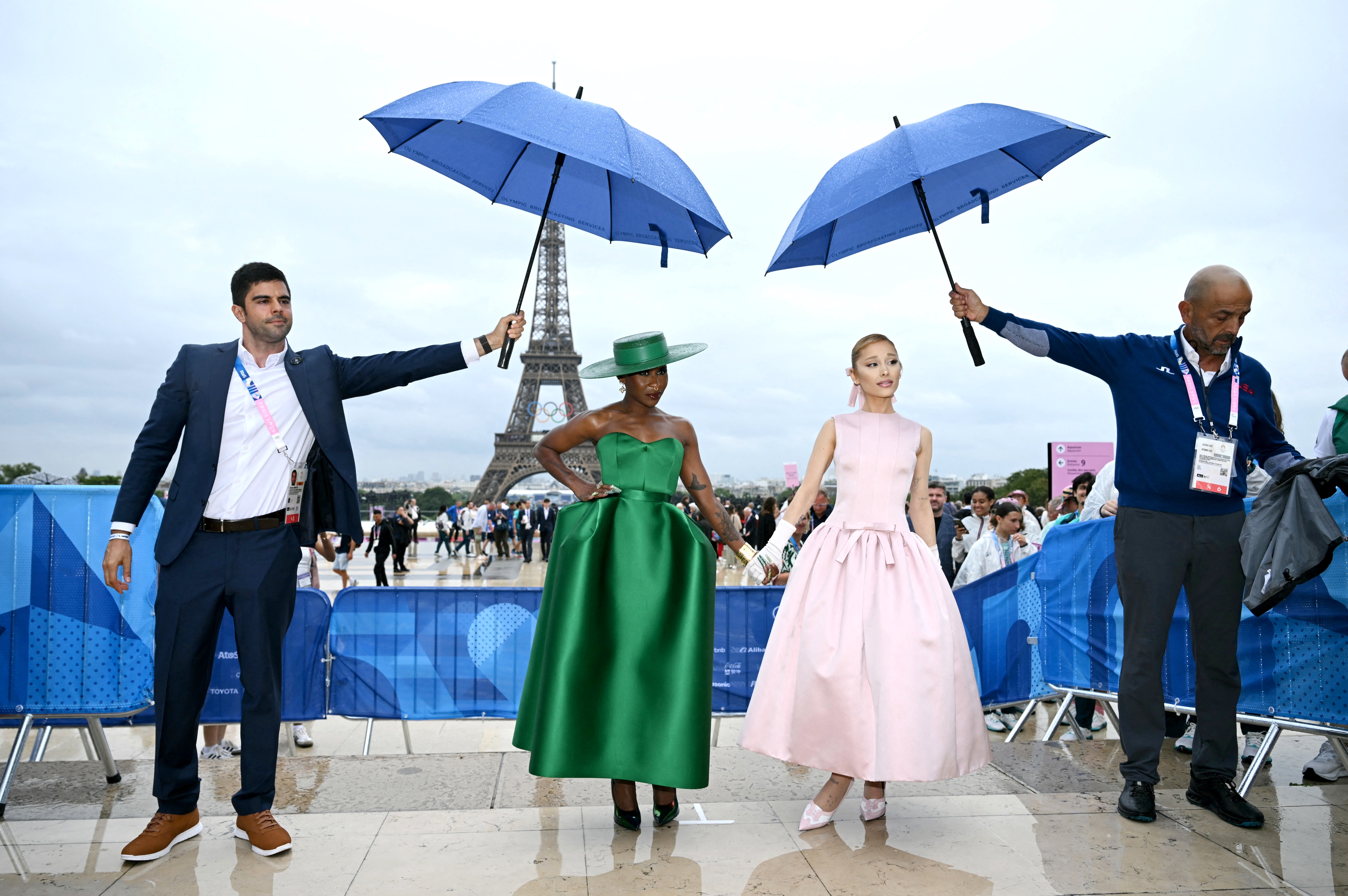 Nữ diễn viên kiêm ca sỹ người Anh Cynthia Erivo (giữa bên trái) và ca sỹ người Mỹ Ariana Grande (giữa bên phải) đến trước lễ khai mạc Thế vận hội Paris 2024 tại Paris, hôm 26/07/2024. (Ảnh: Jonathan Nackstrand/AFP qua Getty Images)