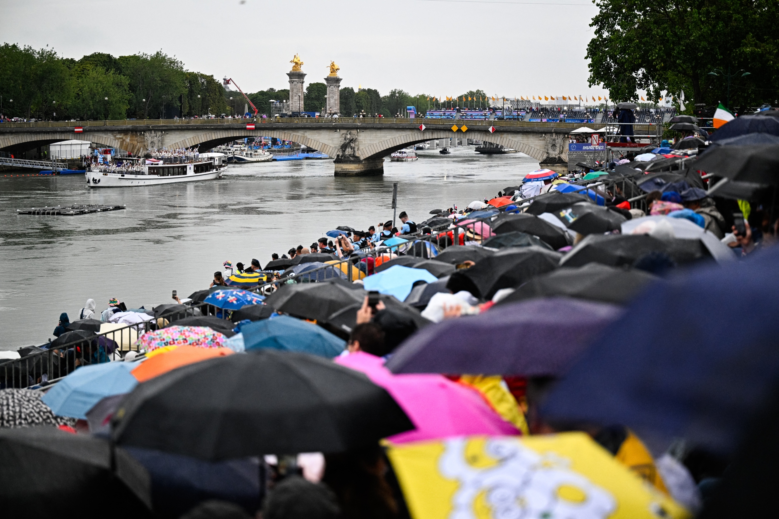 Đội tuyển Hy Lạp đi thuyền trên sông Seine trong lễ khai mạc Thế vận hội Paris 2024 tại Paris, hôm 26/07/2024. (Ảnh: Jasper Belga Mag/AFP qua Getty Images)