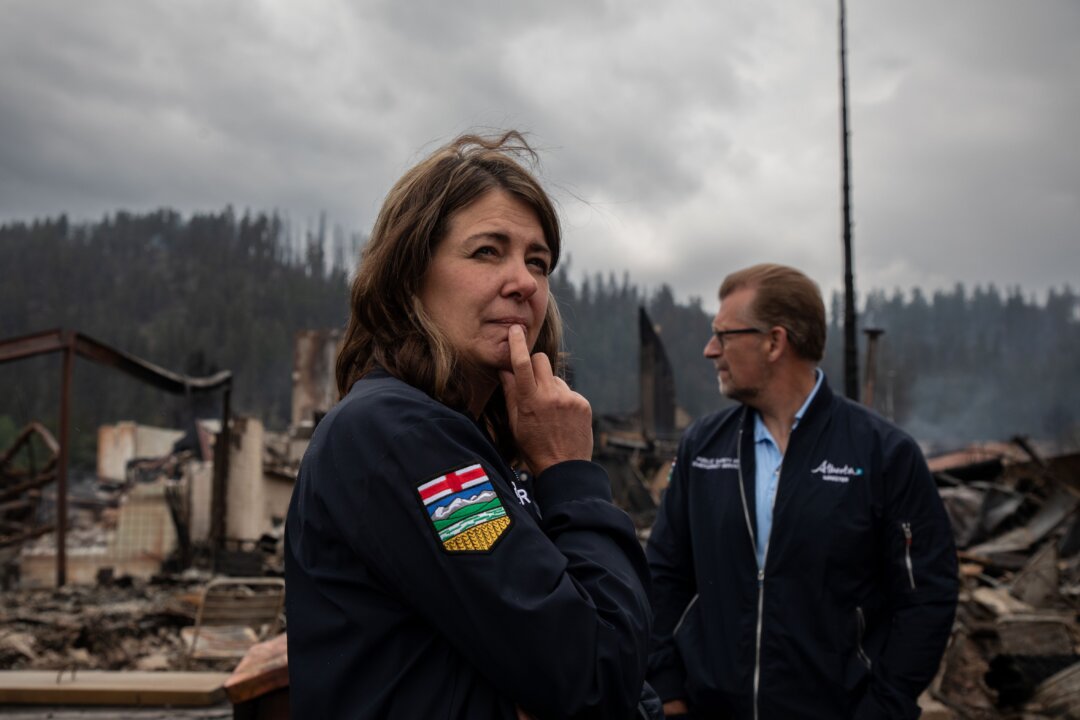 Thủ hiến Tỉnh bang Alberta Danielle Smith đến thị trấn Jasper, hôm 26/07/2024. (Ảnh: The Canadian Press/Amber Bracken)