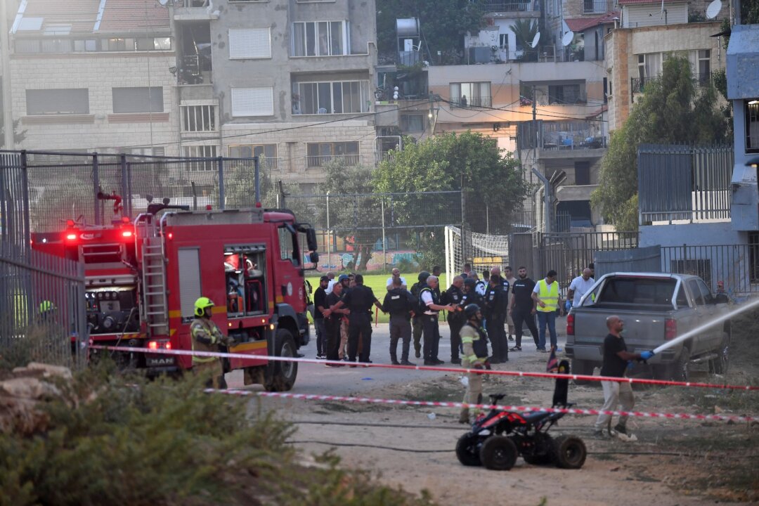 Các viên chức Israel ứng phó sau khi hỏa tiễn được phóng qua biên giới Lebanon mà Israel cho biết đã khiến 11 người thiệt mạng ở Majdal Shams, Cao nguyên Golan, Israel, hôm 27/07/2024. (Ảnh: Gil Eliyahu/Reuters)
