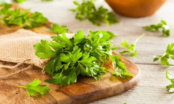 Ngò tây là một nguồn vitamin C dồi dào. (Ảnh: Brent Hofacker/Shutterstock)