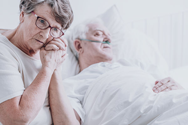 Mọi người nên nắm tay bệnh nhân lúc họ lâm chung lâu hơn một chút. (Ảnh: Shutterstock)